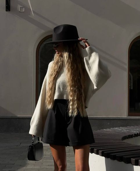 Класичні костюмні шорти однотонні жіночі чорного кольору фото — Beauty&Fashion