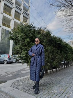 Однотонное длинное стеганное пальто на утеплителе силикон 100 плотности женское синего цвета фото — Beauty&Fashion