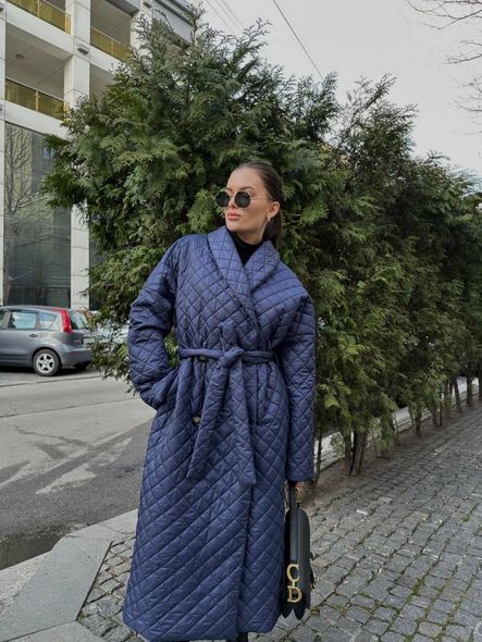 Однотонне довге стьобане пальто на утеплювачі силікон 100 щільності жіноче синього кольору фото — Beauty&Fashion