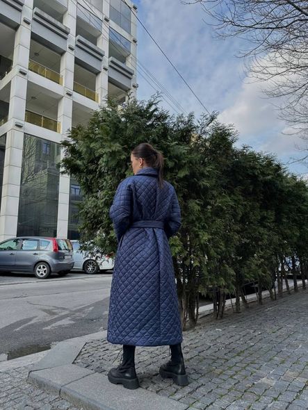 Однотонне довге стьобане пальто на утеплювачі силікон 100 щільності жіноче синього кольору фото — Beauty&Fashion