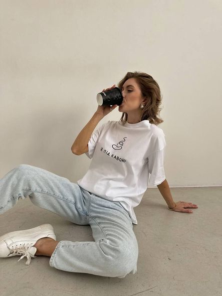 Стильний однотонна футболка з принтом кава жіноча білого кольору фото — Beauty&Fashion