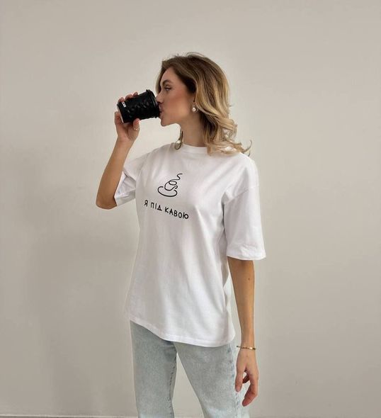 Стильний однотонна футболка з принтом кава жіноча білого кольору фото — Beauty&Fashion