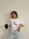 Стильний однотонна футболка з принтом кава жіноча білого кольору R1558/267 фото 5 — Beauty&Fashion