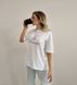 Стильний однотонна футболка з принтом кава жіноча білого кольору R1558/267 фото 4 — Beauty&Fashion