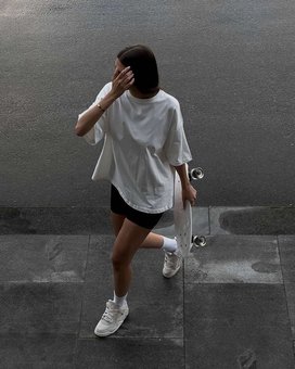 Свободного кроя стильная однотонная футболка с принтом женская белого цвета фото — Beauty&Fashion