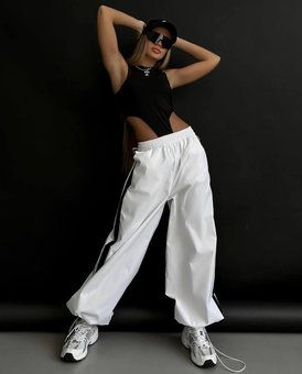 Однотонные стильные брюки свободного кроя женские белого цвета фото — Beauty&Fashion