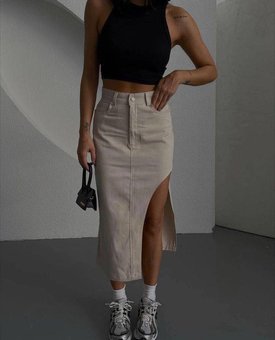 Джинсова однотонна подовжена спідниця з вирізом жіноча бежевого кольору фото — Beauty&Fashion
