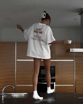 Летняя стильная свободного кроя футболка женского белого цвета фото — Beauty&Fashion