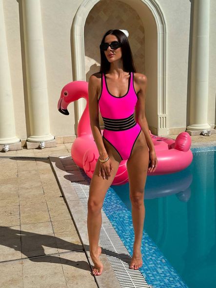 Сплошной однотонный купальник с прозрачными вставками на талии женский розового цвета фото — Beauty&Fashion