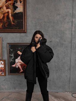 Однотонный и стильный пуховик с наполнителем силикон 250 женский черного цвета фото — Beauty&Fashion