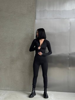 Приталений однотонний комбінезон на блискавці жіночий чорного кольору фото — Beauty&Fashion