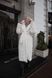Мягкая и теплая шубка с капюшоном на утеплителе женская синтепух белого цвета F 48 фото 7 — Beauty&Fashion