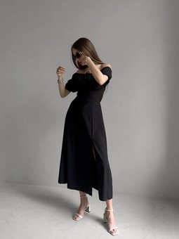 Однотонное платье с открытыми плечами и разрезом женское черного цвета фото — Beauty&Fashion
