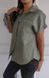 Легка літня однотонна сорочка з льону жіноча оливкового кольору S1483/83116 фото 2 — Beauty&Fashion