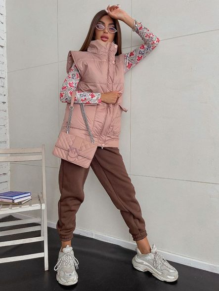 Демісезонна однотонна жилетка з плащівки жіноча молочного кольору фото — Beauty&Fashion