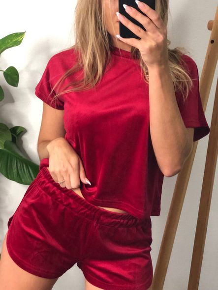 Жіночі зручна і стильна піжама двійка з велюру (Футболка + шорти) (Вишневий) фото — Beauty&Fashion
