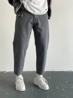 Однотонные свободные джинсы МОМ мужские светло-серого цвета фото — Beauty&Fashion
