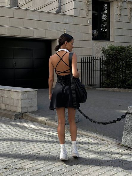 Классическое однотонное прогулочное платье женское черного цвета фото — Beauty&Fashion