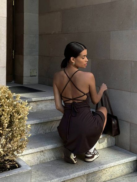 Классическое однотонное прогулочное платье женское черного цвета фото — Beauty&Fashion