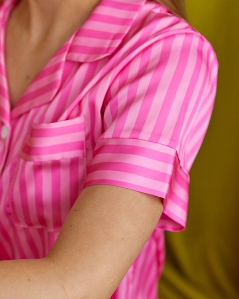 Жіноча ніжні та легка смугаста сатинова нічна піжама сорочка+шорти рожевий фото — Beauty&Fashion
