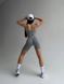 Спортивный фитнес костюм однотонный тройка топ+велосипедки+лосины пуш ап женский серого цвета AP фото 3 — Beauty&Fashion