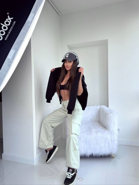 Котонові однотонні штани карго жіночі молочного кольору фото — Beauty&Fashion