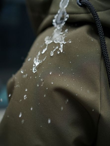 Однотонна стильна куртка соф шел водовідштовхуюча чоловіча чорного кольору фото — Beauty&Fashion