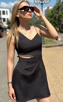 Однотонна міні сукня вечірня з вирізом жіноча чорного кольору фото — Beauty&Fashion