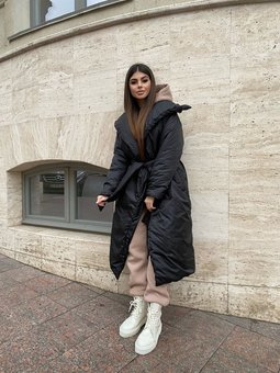 Теплая зимняя удлиненная однотонная куртка с наполнителем силикон 250 женский черного цвета фото — Beauty&Fashion