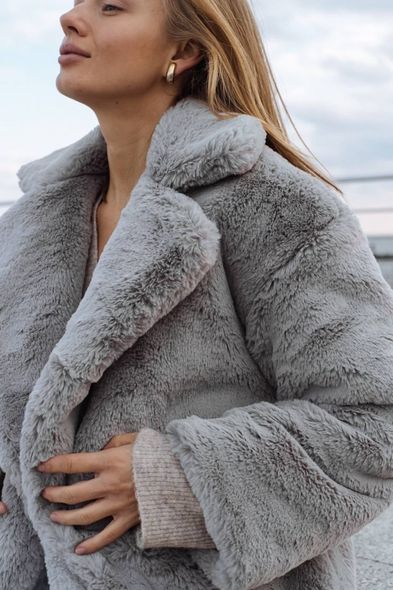 Шуба на зимнем утеплителе из экомеха под кролик женская белого цвета фото — Beauty&Fashion