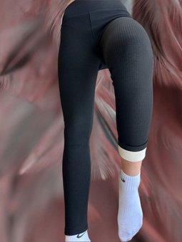 Зимові однотонні лосини в рубчки на хутрі жіночі сірого кольору фото — Beauty&Fashion