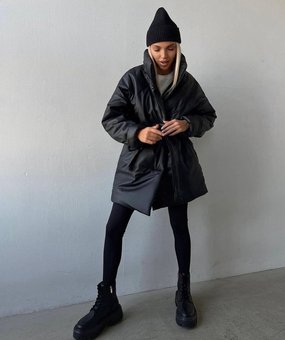 Шкіряна тепла однотонна куртка з наповнювачем силікон 250 жіноча чорного кольору фото — Beauty&Fashion