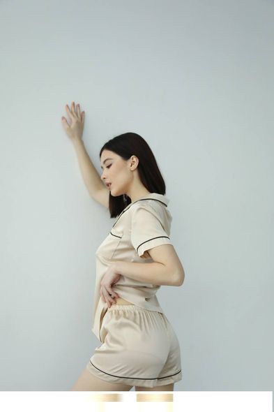 Жіноча однотонна шовкова піжама двійка (сорочка з коротким рукавом+шорти) (Молочний) фото — Beauty&Fashion