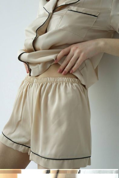 Женская однотонная шелковая пижама двойка (рубашка с коротким рукавом+шорты) (Молочный) фото — Beauty&Fashion