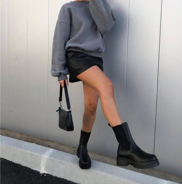 Жіночі стильні однотонні шорти з екокожи (Чорний) фото — Beauty&Fashion