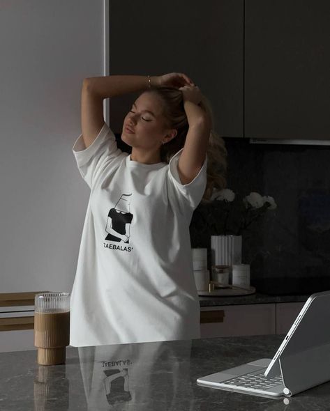 Свободного кроя футболка с принтом женского белого кроя фото — Beauty&Fashion