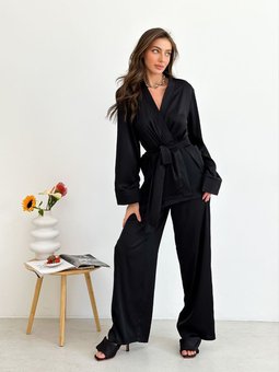 Шовковий однотонний костюм двійка вільного крою жіночий черного кольору фото — Beauty&Fashion