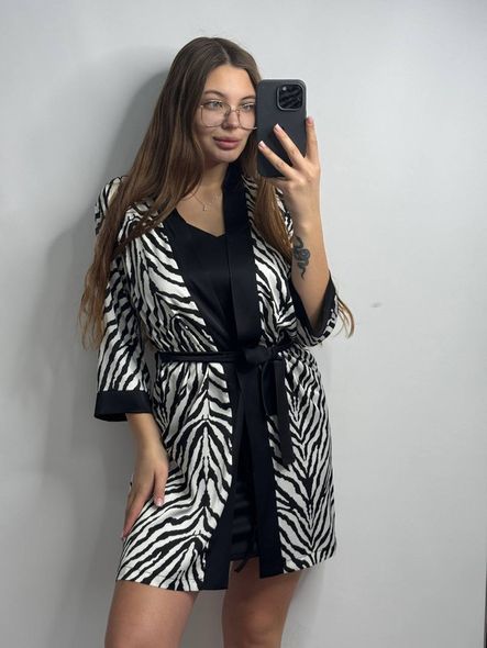 Шовковий домашній комплект (халат+сорочка) на бретельках леопардовий жіночий бежевого кольору фото — Beauty&Fashion