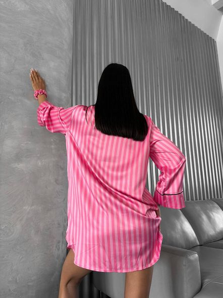 Шовкова смугаста домашня сорока вільного крою жіноча рожевого кольору фото — Beauty&Fashion