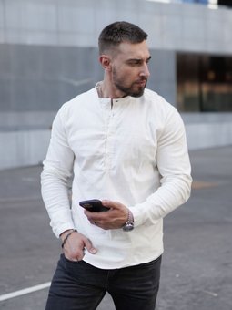 Стильна однотонна льонова сорочка чоловіча молочного кольору фото — Beauty&Fashion