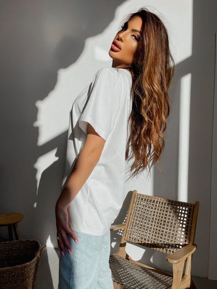 Однотонна вільного крою футболка жіноча білого кольору фото — Beauty&Fashion