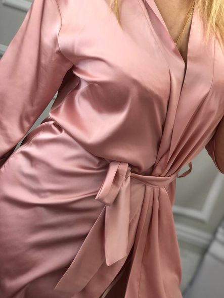 Жіночий ніжний та легкий домашній шовковий халат пудровий фото — Beauty&Fashion