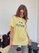 Однотонная свободного кроя футболка с надписью женская желтого цвета G788/8888 фото 2 — Beauty&Fashion