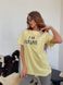 Однотонная свободного кроя футболка с надписью женская желтого цвета G788/8888 фото 3 — Beauty&Fashion
