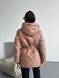 Стьобана однотонна тепла куртка жіноча бежевого кольору R1558/2029 фото 2 — Beauty&Fashion