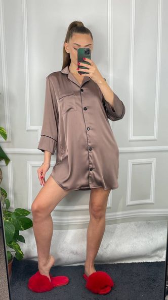 Легкая и нежная женская удлиненная шелковая домашняя рубашка малиновый фото — Beauty&Fashion