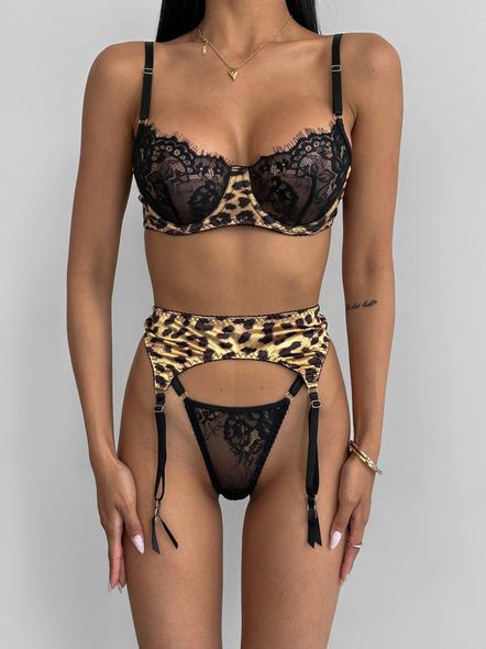 Неймовірний стильний леопардовий комплект спідньої білизни (бюстгальтер, трусики стрінги, пояс для панчох) жінчочий чорного кольору фото — Beauty&Fashion