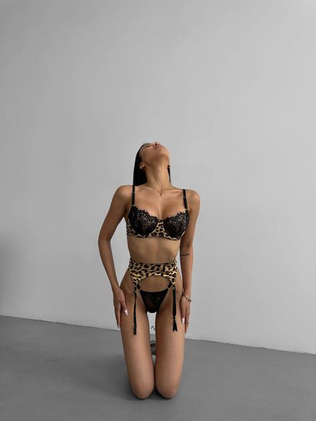 Неймовірний стильний леопардовий комплект спідньої білизни (бюстгальтер, трусики стрінги, пояс для панчох) жінчочий чорного кольору фото — Beauty&Fashion