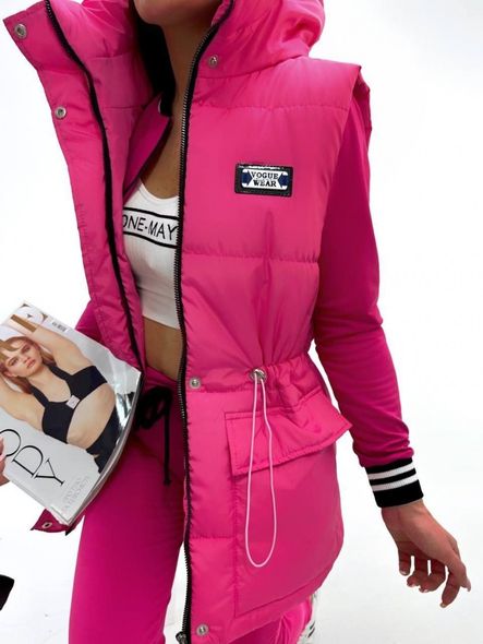 Демисезонная однотонная жилетка из плащевки на синтепоне 200 женская розового цвета фото — Beauty&Fashion