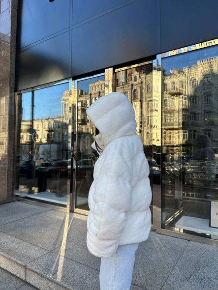 Тепла хутряна куртка з наповнювачем екопух жіноча молочного кольору фото — Beauty&Fashion